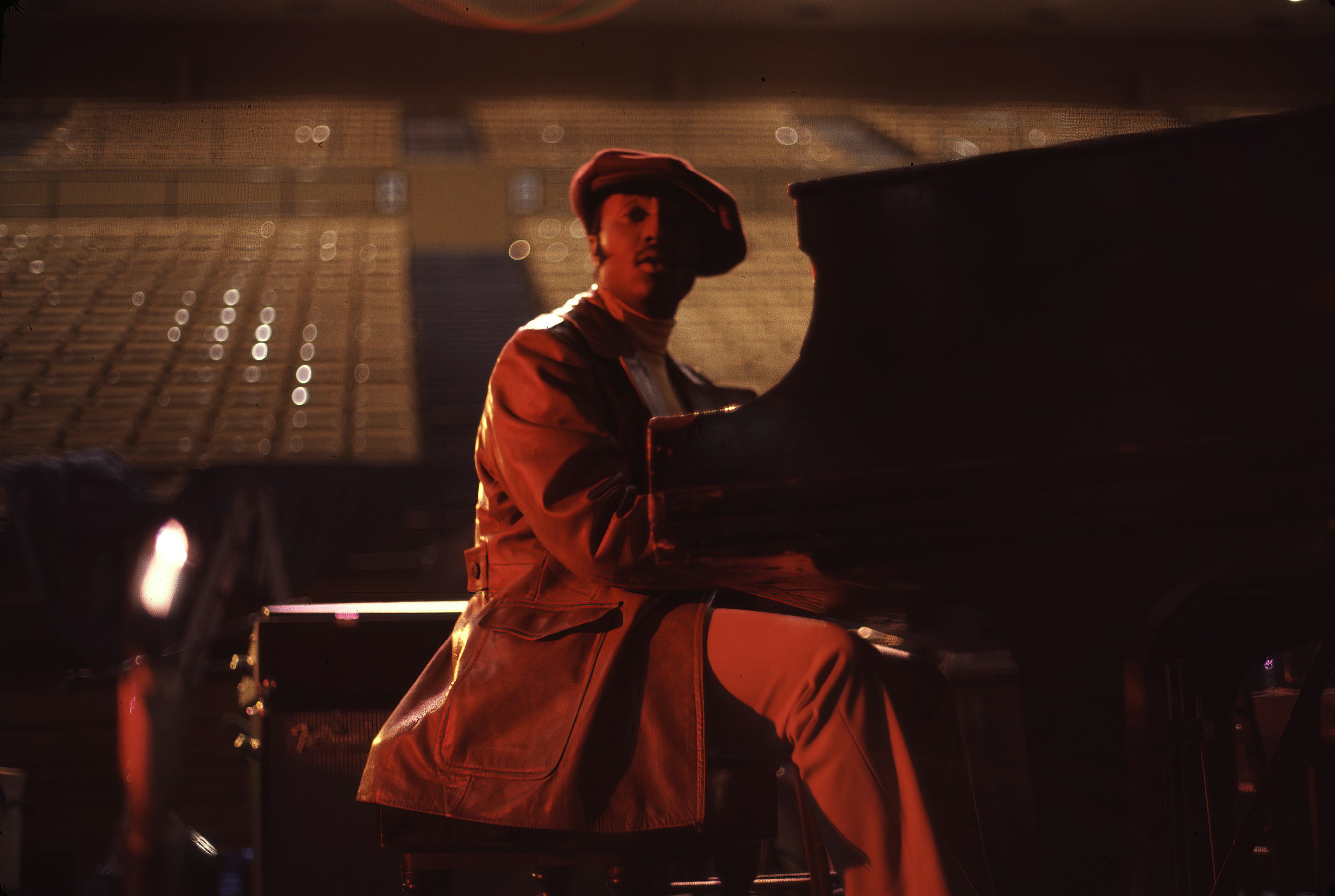 Donny Hathaway onstage at Royce Hall, UCLA, during the rehearsal for Roberta Flack’s TV special Killing Me Softly, September 11, 1972. Photo by Stephen Verona/Getty Images.